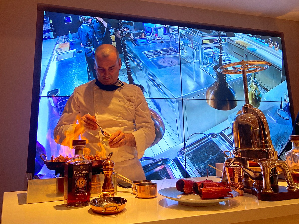 Romain Fornell (Caelis Restaurant) flamejant amb brandy un llamàntol.