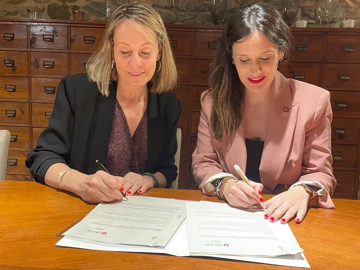 La directora general de l'INCAVI, Alba Balcells, i la presidenta de l'Associació Catalana de Sommeliers, Anna Vicens, signant el conveni.