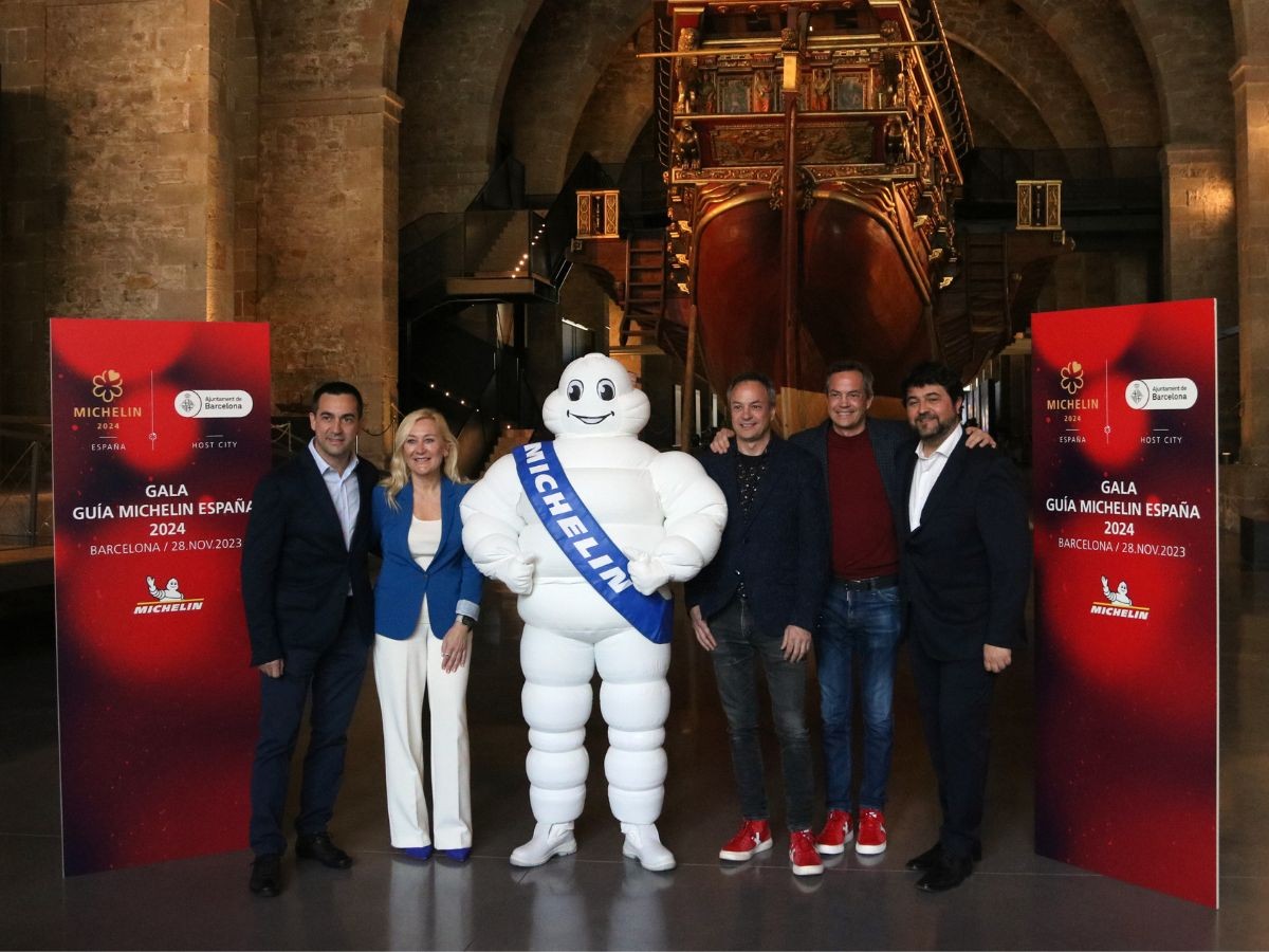 Els responsables de la Guia Michelin i part dels xefs que coordinaran la cerimònia de 2024 a Barcelona.