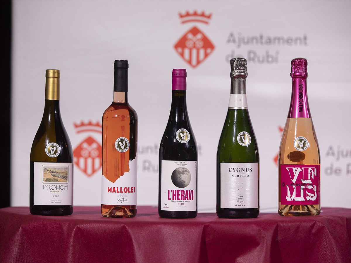 Les cinc Medalles Gran Or dels millors vins joves dels Premis Vinari 2023.