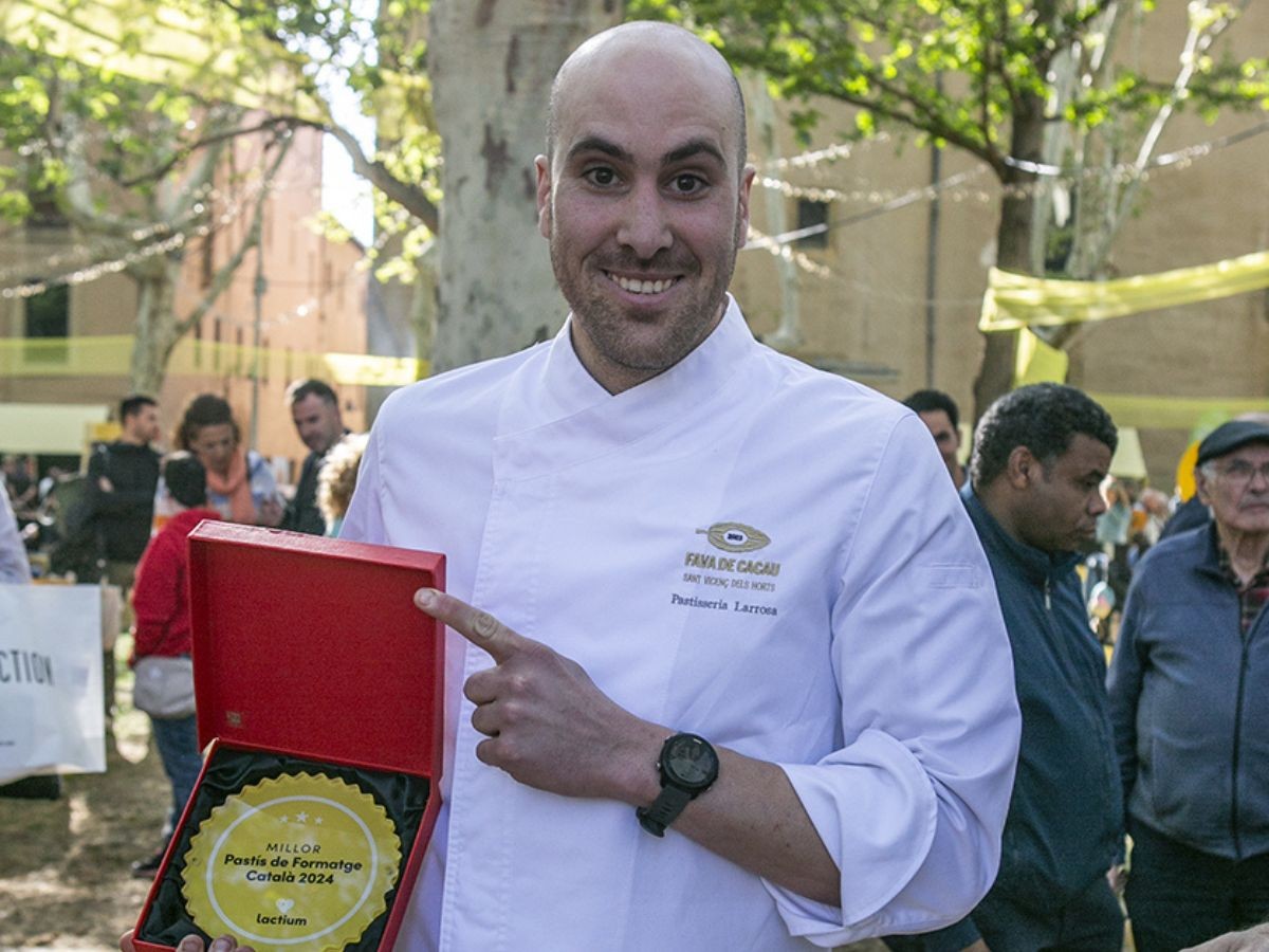 Pau Carranza de la pastisseria Larrosa de Flix, guanyadora del Concurs Millor Pastís de Formatge 2024