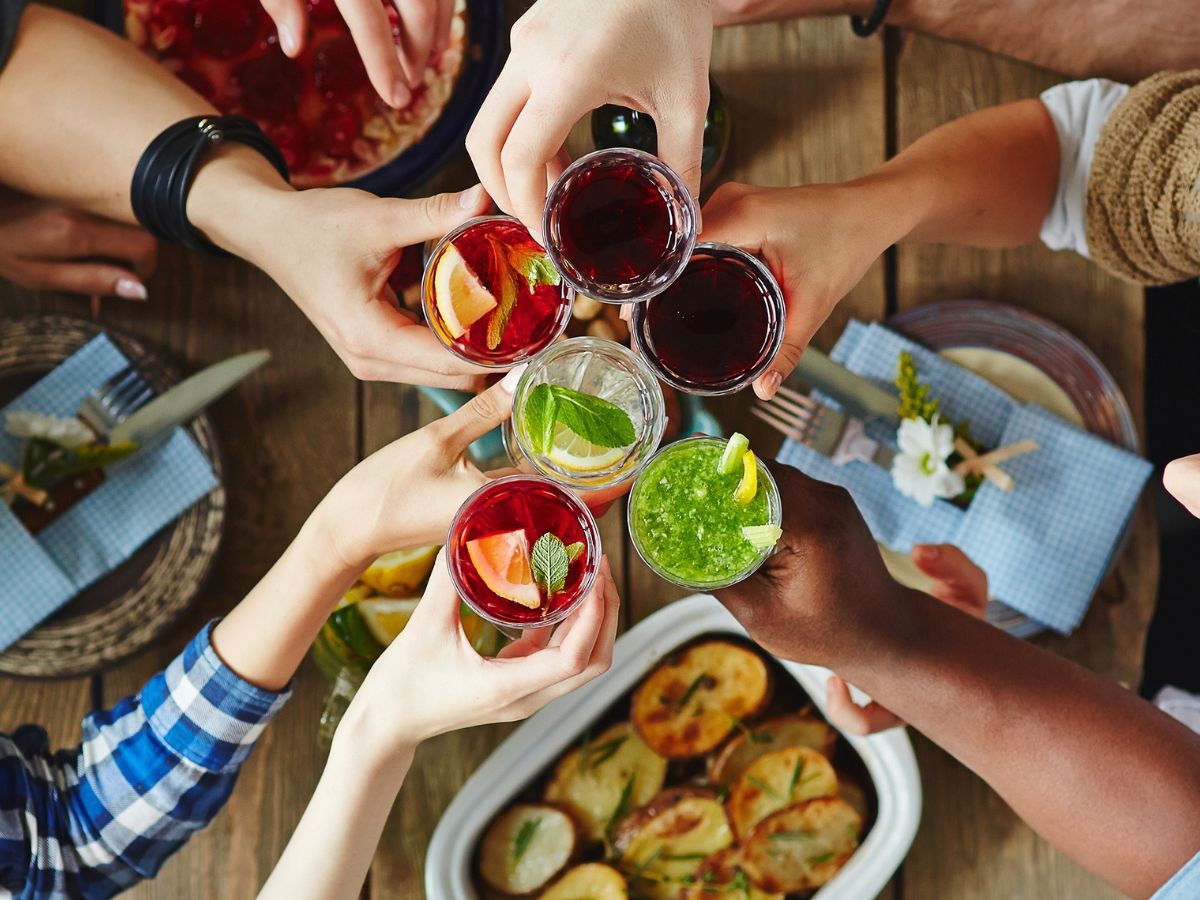 Brindis de begudes en un àpat.