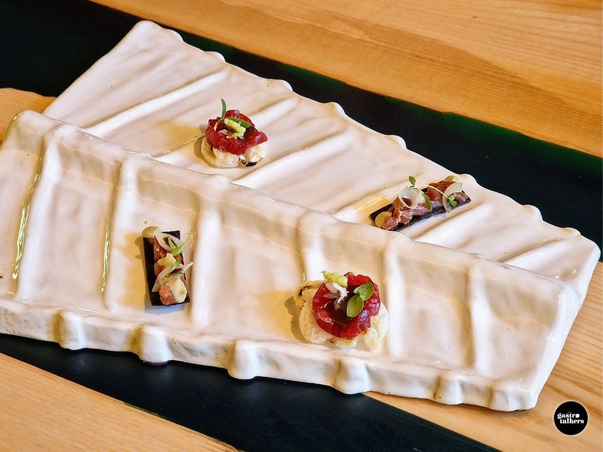 Passatge de la tonyina de l'Ametlla, la coca i el cruixent suflat de tendons, del restaurant Villa Retiro.