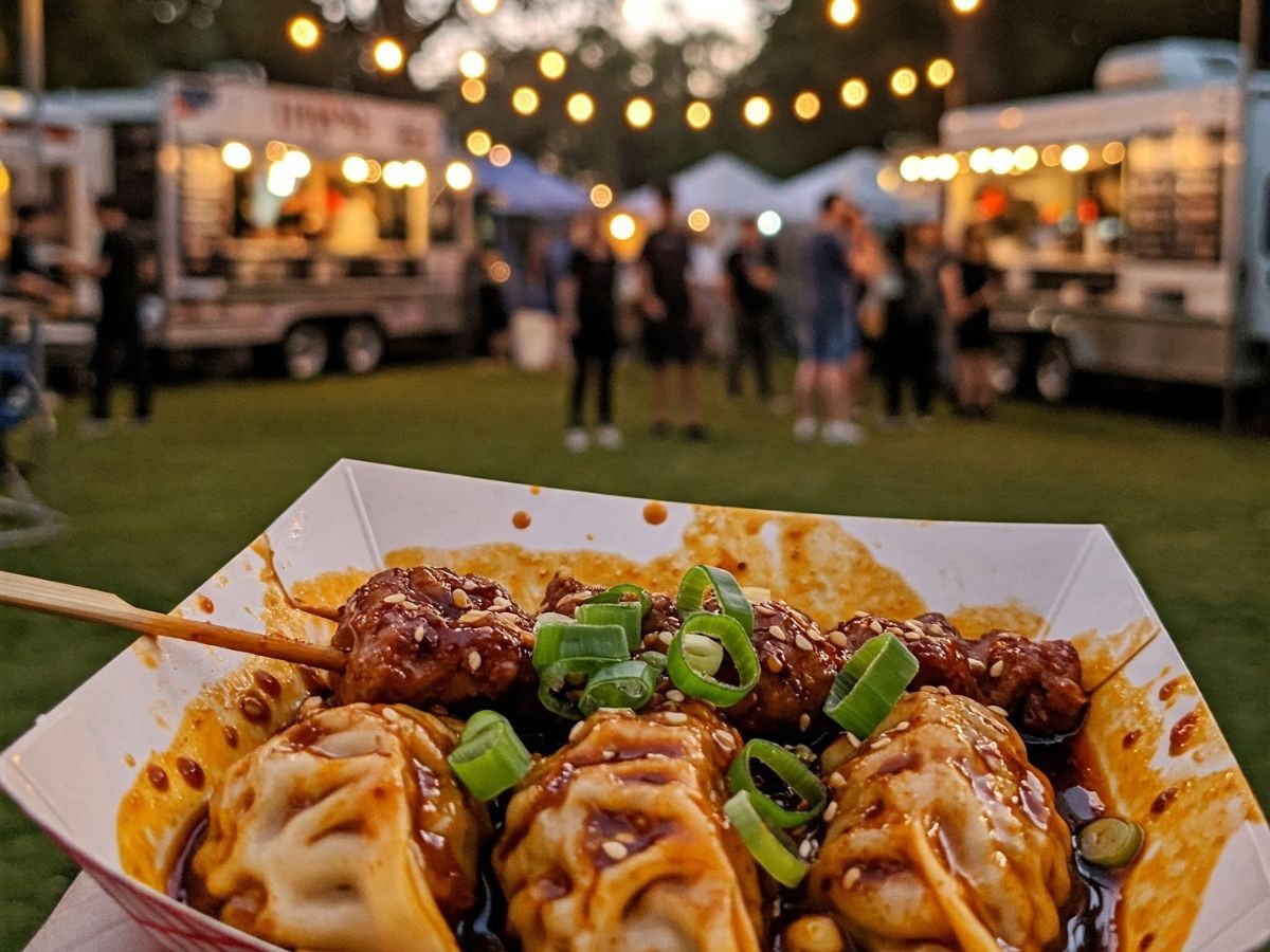 Food trucks i street food.