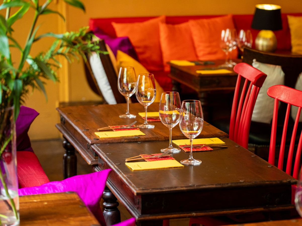 Taula parada del restaurant Mayura de Barcelona.